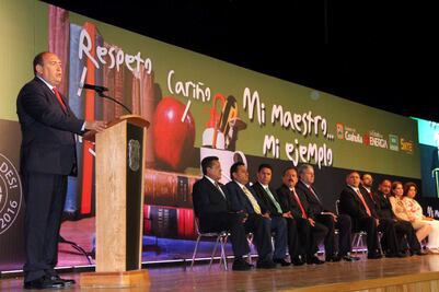 Carros y viajes en festejo por Día del Maestro en Coahuila