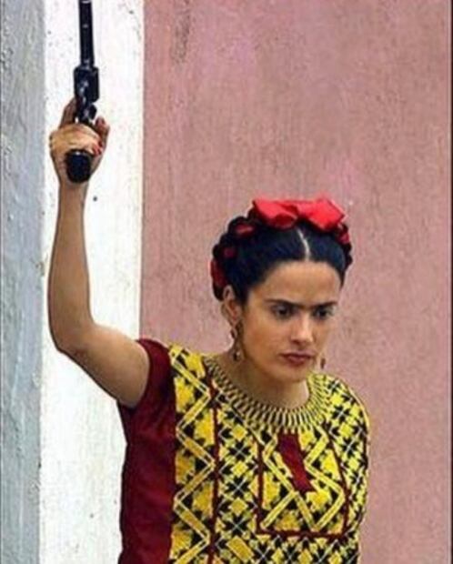 Con foto como Frida Kahlo, Salma Hayek pide parar abuso contra la mujer