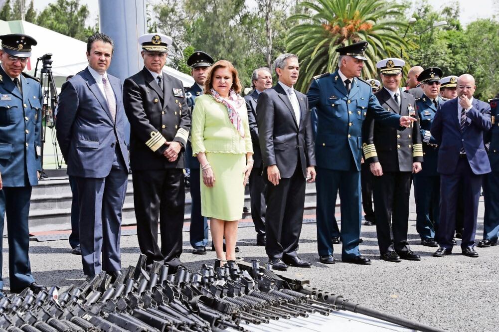 En la ceremonia de destrucción de armamento estuvieron presentes los integrantes del gabinete federal de seguridad y el jefe de Gobierno de la Ciudad de México, Miguel Ángel Mancera (quinto de izq. a der.) (CARLOS REYES. EL UNIVERSAL)