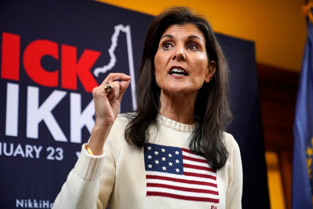 La exembajadora ante la ONU, Nikki Haley y quien busca la nominación republicana a la presidencia, habla con los periodistas en el Centro Monadnock para la Historia y la Cultura, en Peterborough, New Hampshire. Foto: AP