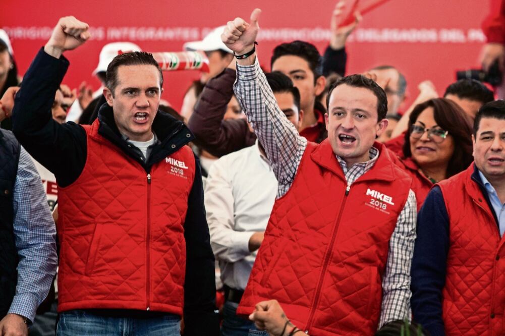 El asambleísta Adrián Rubalcava (izq.) acudió a darle su apoyo a Mikel Arriola (der.) en Cuajimalpa, demarcación que gobernó y que ahora representa. (CAMILA MATA. EL UNIVERSAL)