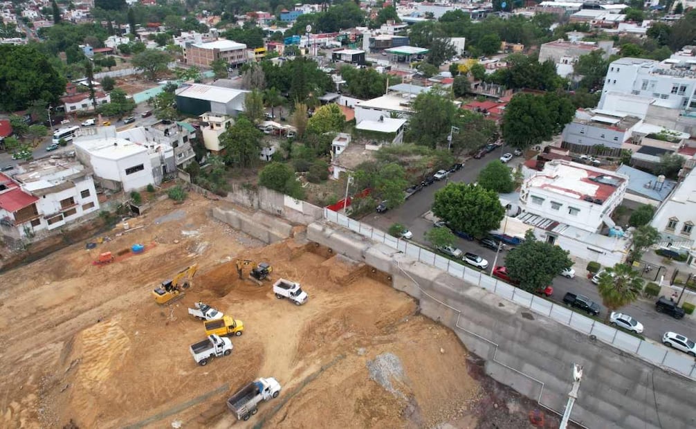 Acusan a Ayuntamiento de Oaxaca por apropiación de calle pública para construcción de plaza comercial; señalan apoyo a corporativo.
Foto: Especial.