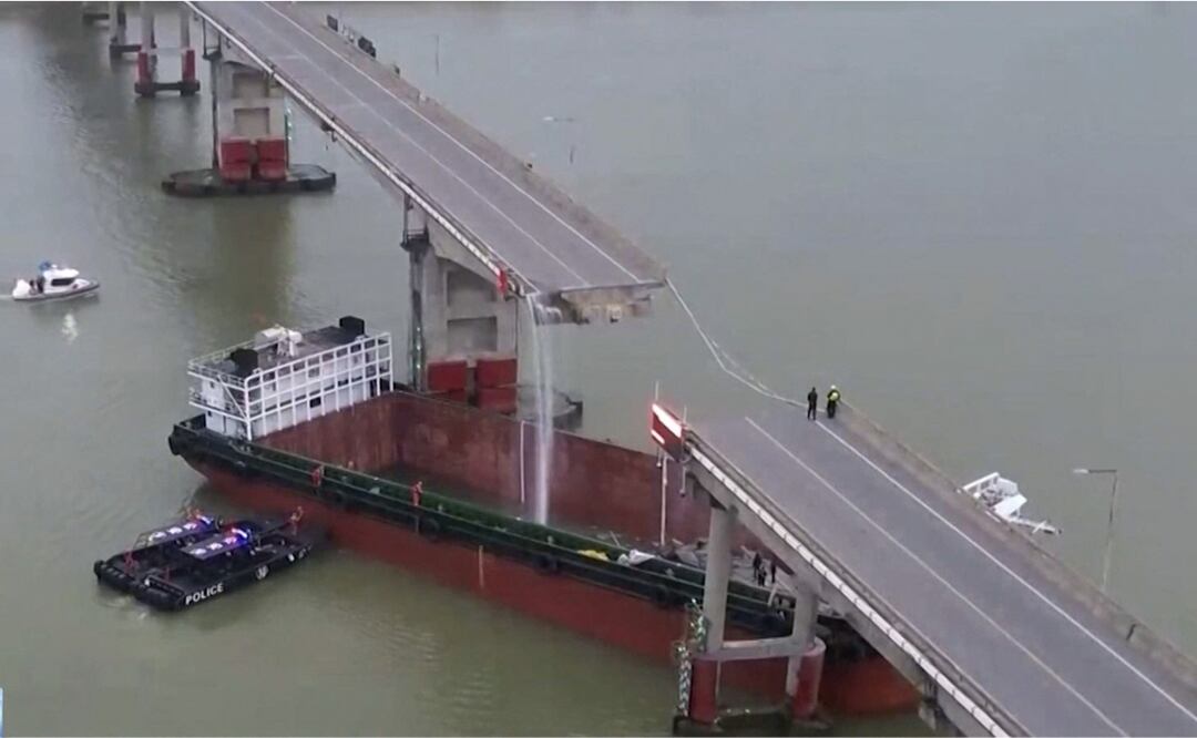 El buque realizaba una ruta desde el distrito de Nanhai, en Foshan, hasta el de Nansha, en Cantón, y colisionó con el puente Lixinsha a su paso por el canal Hongqi Lushui. Foto: AP