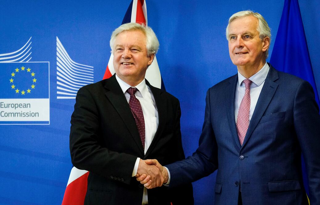 l jefe negociador de la Unión Europea (UE) para el "brexit", Michel Barnier (d), saluda al ministro para la salida del Reino Unido de la UE, David Davis (i), antes de una reunión en Bruselas. Foto: EFE