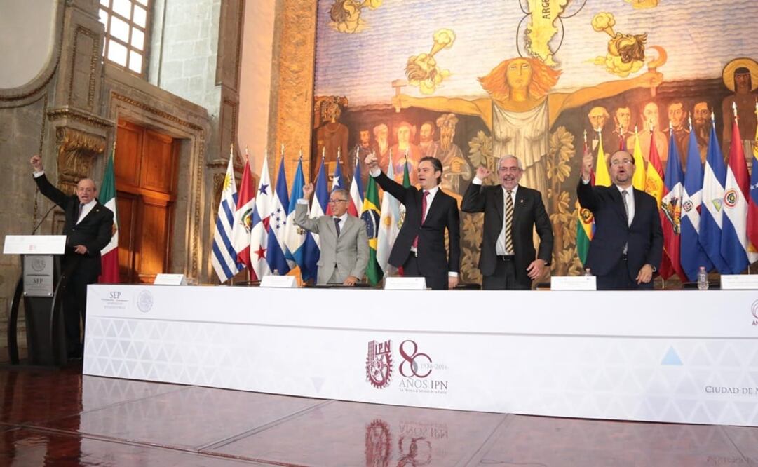 El evento por los 80 años del IPN se llevó a cabo en el Salón Hispanoamericano de la SEP (Foto: SEP)