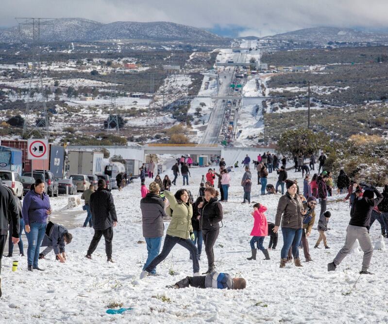 Los tramos carreteros que comunican los municipios de Tecate y Mexicali fueron cerrados por la intensa nevada que cayó en la zona montañosa. Foto: OMAR MARTÍNEZ. CUARTOSCURO