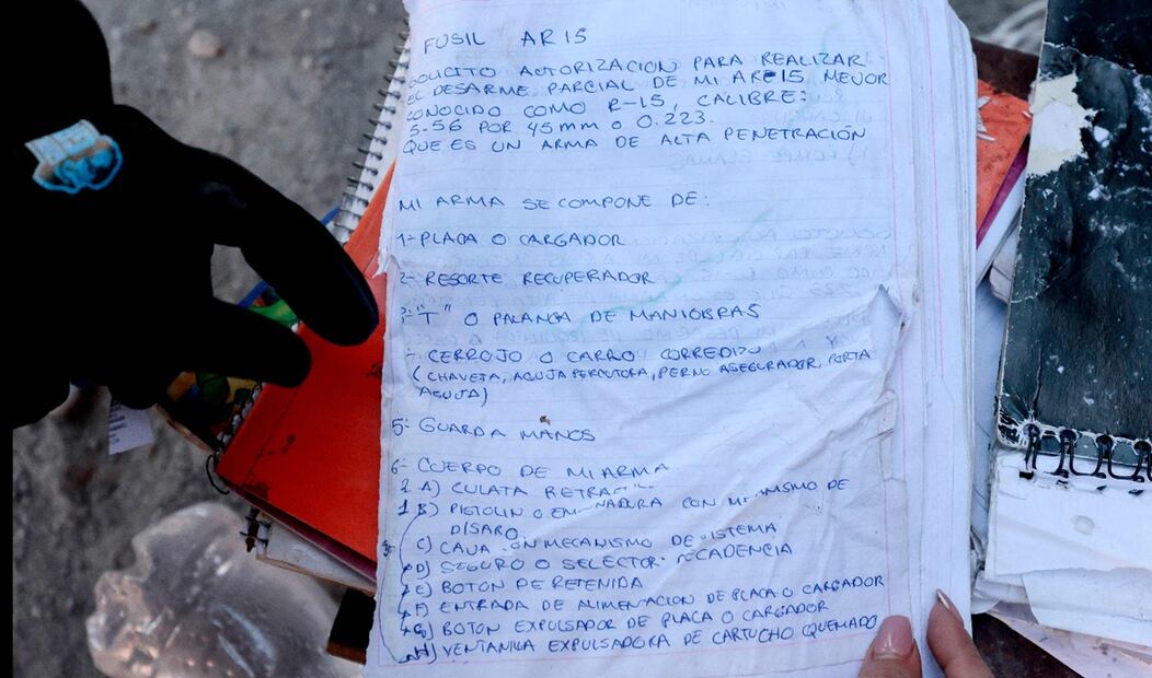 Apuntes de posibles reclutas sobre la composición de una arma R-15 fueron hallados por el colectivo de buscadores en el rancho Izaguirre: Foto: AFP