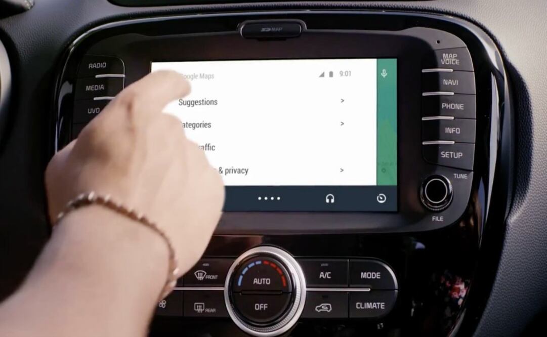 Android Auto cuenta con una interfaz amigable diseñada para ser utilizada durante la conducción con acceso a las aplicaciones que se utilizan en ruta
