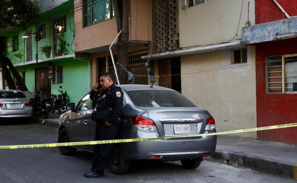 Detienen a joven tras agredir con un cuchillo a 3 de sus familiares en Azcapotzalco; hay dos fallecidos y una mujer gravemente lesionada.
Foto: Valente Rosas