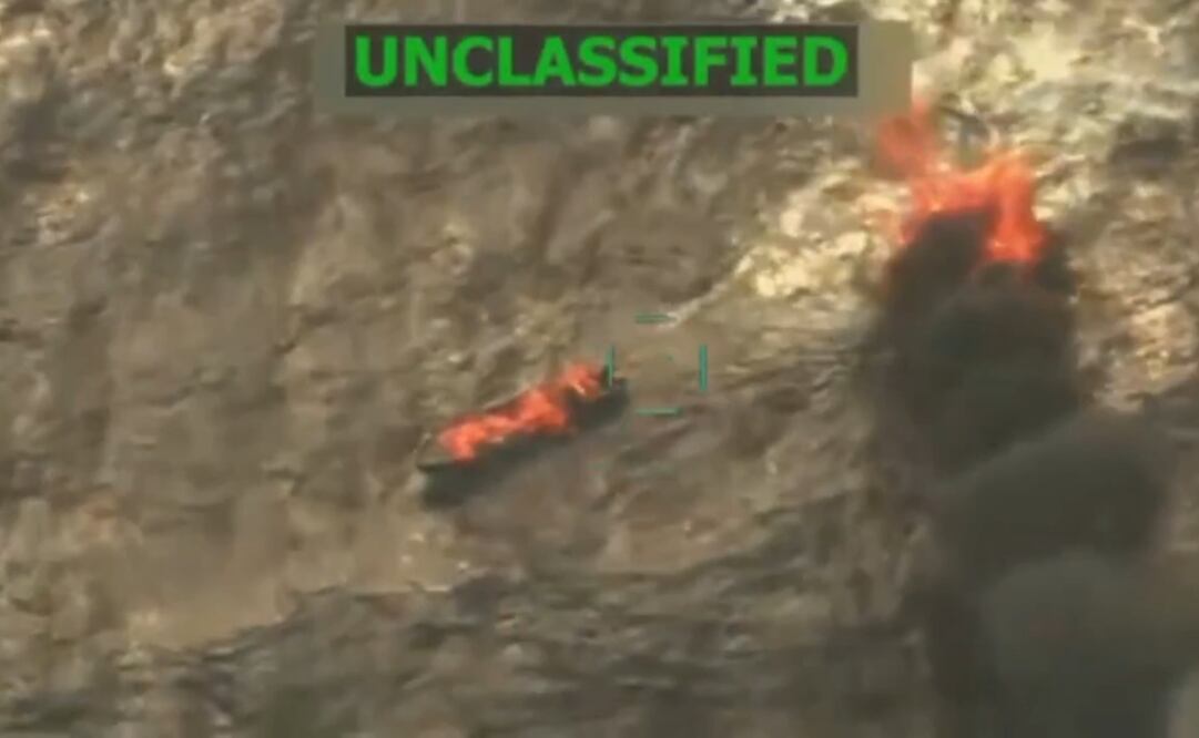 Captura de video tomado de la red social Truth Social de la cuenta @realDonaldTrump del presidente de Estados Unidos, Donald Trump, que muestra una embarcación en llamas luego de ser atacada en el mar Caribe. Estados Unidos atacó este lunes una segunda lancha en el mar Caribe que transportaba presuntamente a tres narcotraficantes venezolanos, anunció Trump. Foto: EFE