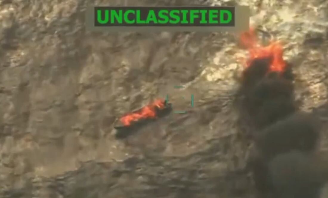 Captura de video tomado de la red social Truth Social de la cuenta @realDonaldTrump del presidente de Estados Unidos, Donald Trump, que muestra una embarcación en llamas luego de ser atacada en el mar Caribe. Estados Unidos atacó este lunes una segunda lancha en el mar Caribe que transportaba presuntamente a tres narcotraficantes venezolanos, anunció Trump.  Foto: EFE