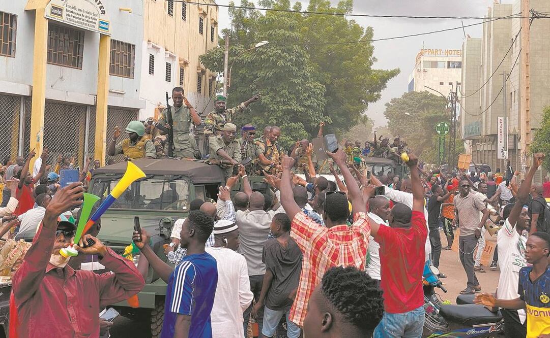 Militares de Mali al llegar a la plaza de la Independencia en Bamako. Foto: MALIK KONATE. AFP