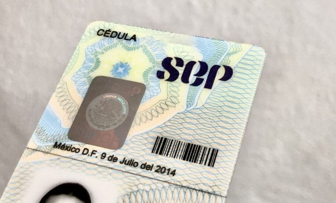 Las cedulas profesionales en formato credencial continúan vigentes. Foto: Especial