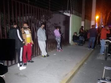 Hacen filas esta noche en Ecatepec para vacunarse contra el Covid-19