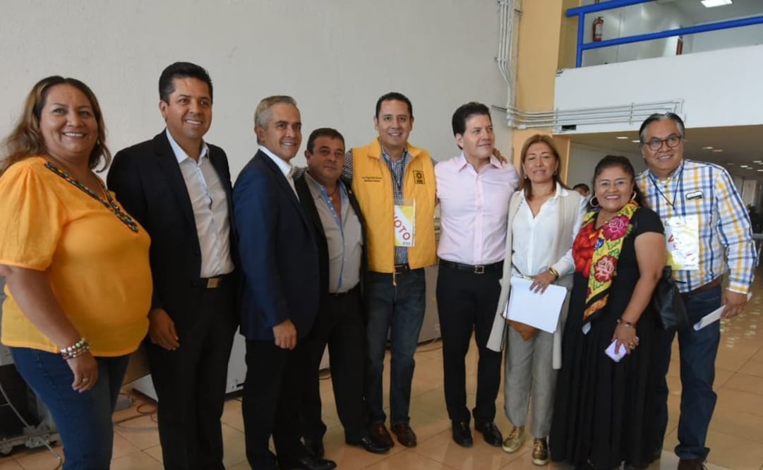 Ángel Ávila Romero (al centro), integrante de la DNE del PRD. Foto: Especial 