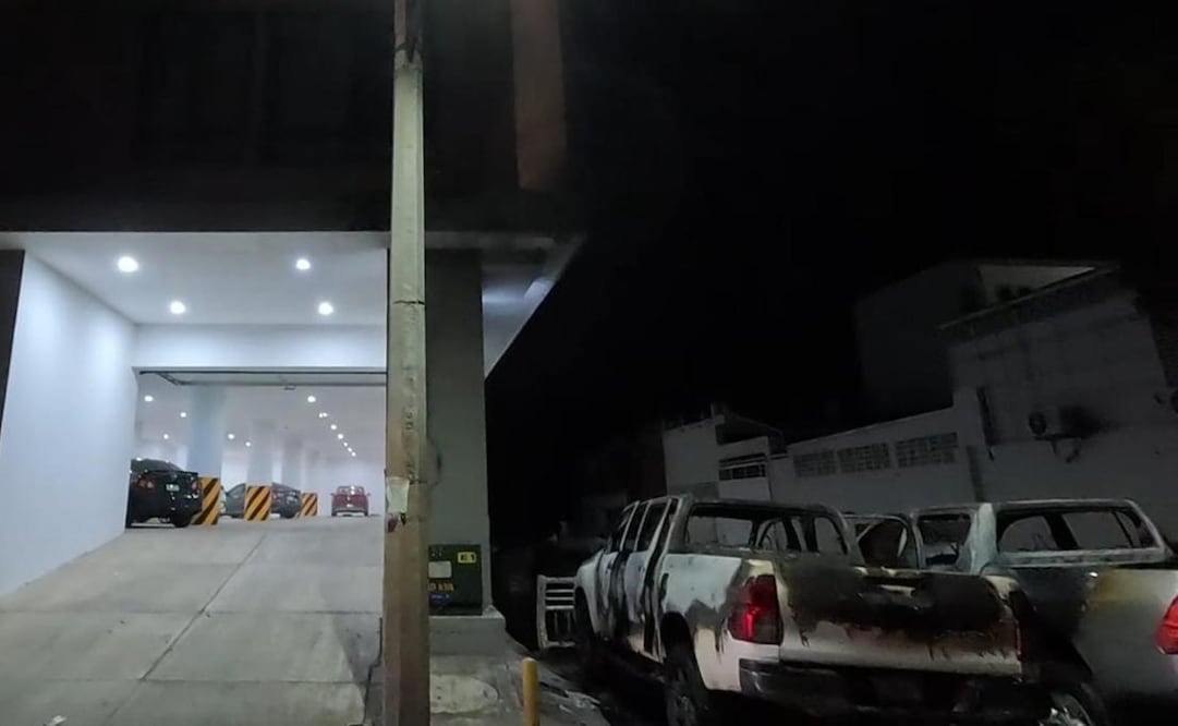 Las unidades incendiadas fueron un Toyota Hilux, un Jetta y otro Honda. Foto: Especial