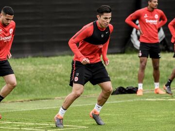 Carlos Salcedo vuelve a los entrenamientos del Eintracht