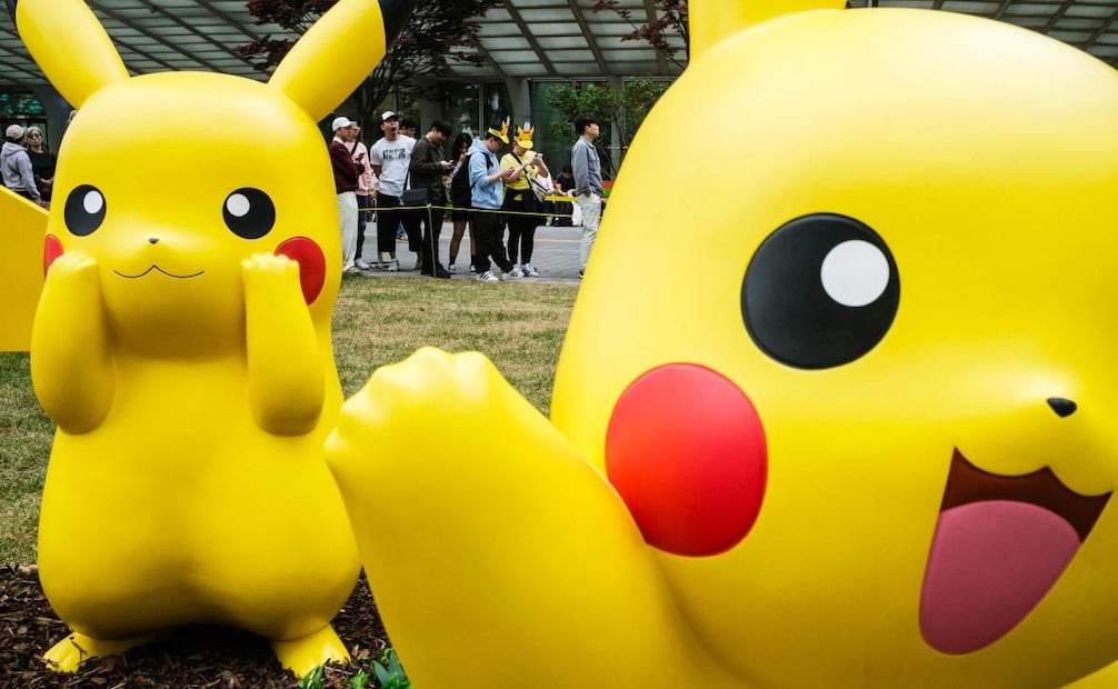 Visitantes hacen fila para ver las estatuas de personajes Pokémon exhibidas frente a la Torre Lotte World en Seúl el 26 de abril de 2024. Foto: AFP