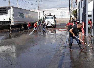 Luego de 48 horas de inundaciones, llega el apoyo a zona del Parque Industrial Toluca-Lerma; limpian zona afectada