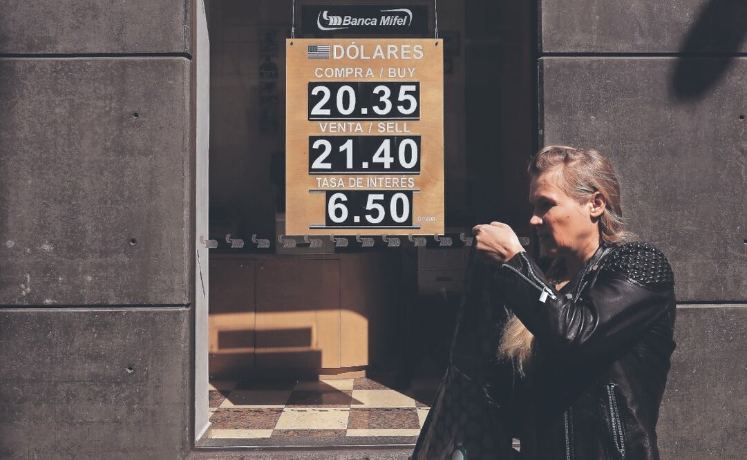 Prevén que el dólar oscile entre 20.10 y 21.80 pesos durante los siguientes meses. Archivo El Universal