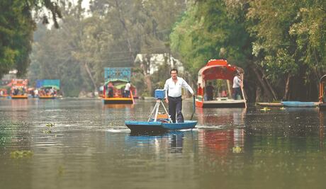 Con música reanudan paseos en trajineras de Xochimilco