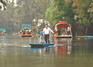 Con música reanudan paseos en trajineras de Xochimilco