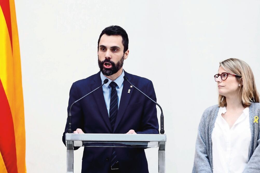 Exhortan a la unión. El presidente del Parlamento, Roger Torrent, instó a formar un “frente común” para defender “la democracia” en Cataluña (ALBERTO ESTÉVEZ. EFE)