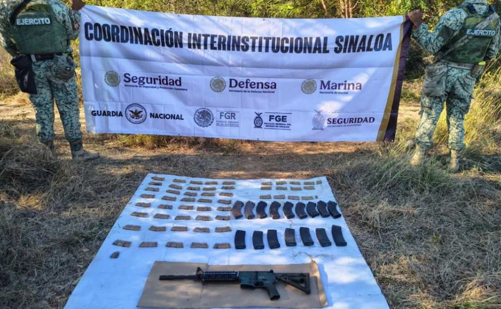 Cae persona armada y aseguran armas tras operativos en Sinaloa; desmantelan campamento improvisado ocupado por grupos delictivos.
Foto: Especial.