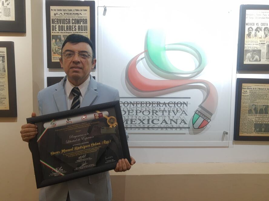 Óscar Rodríguez Ochoa "Luy" recibe el Pergamino a la Libertad de Expresión