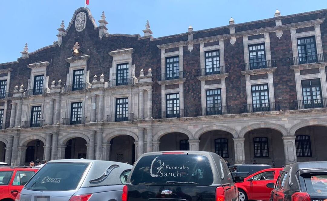 Carrozas fúnebres se estacionaron frente al palacio de gobierno. Foto: Claudia González / EL UNIVERSAL