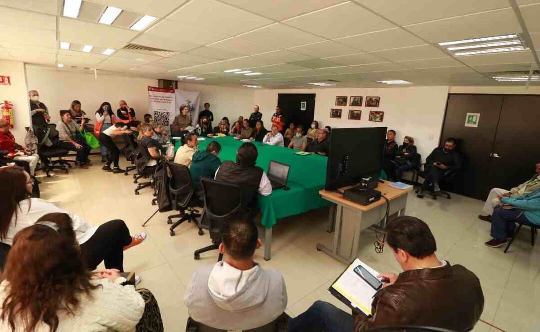 Vecinos de Plateros-Mixcoac, se reunieron este lunes con la titular de la Secretaría de Gestión Integral de Riesgos y Protección Civil (SGIRPC), Myriam Urzúa. Foto: Especial