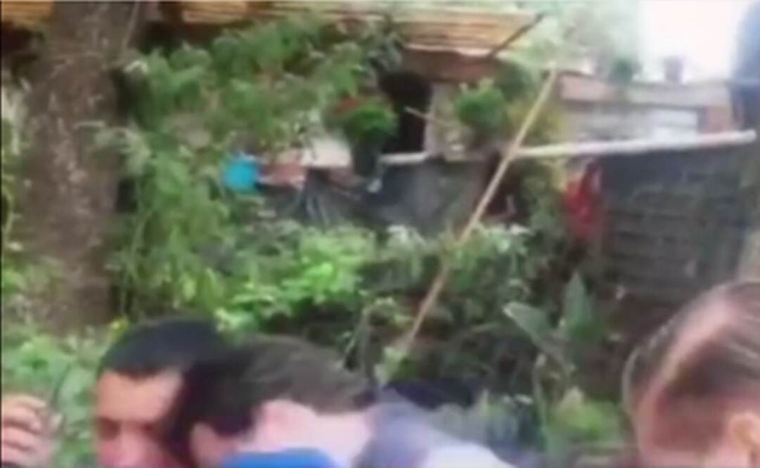 "El clip que circula omite cómo autoridades de la delegación protegidas por policías intimidan a los ciudadanos y agreden a nuestra vecina", dijo Zárate