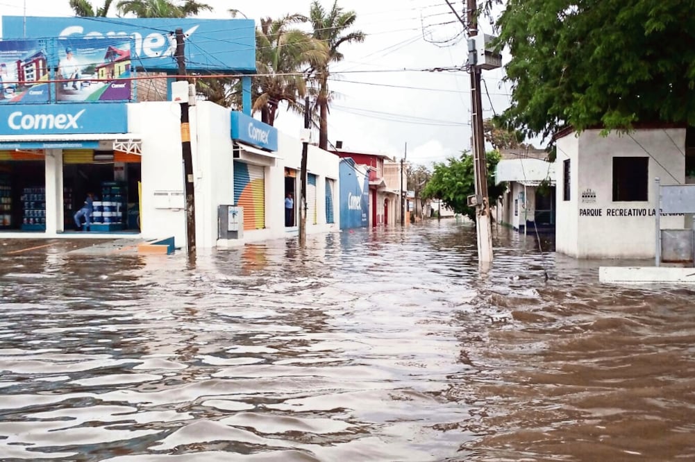 Calles de Salina Cruz y Juchitán eran intransitables debido a las fuertes lluvias que sorprendieron a los habitantes la madrugada del lunes pasado (ROSELIA CHACA. EL UNIVERSAL)