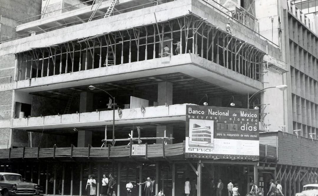 Esquina de las avenidas Juárez y Balderas, donde el Banco Nacional de México construyó la que fue "la más moderna oficina bancaria de la República Mexicana". Dicha sucursal sucursal sería inaugurada a mediados de diciembre de 1964. Foto: Cortesía