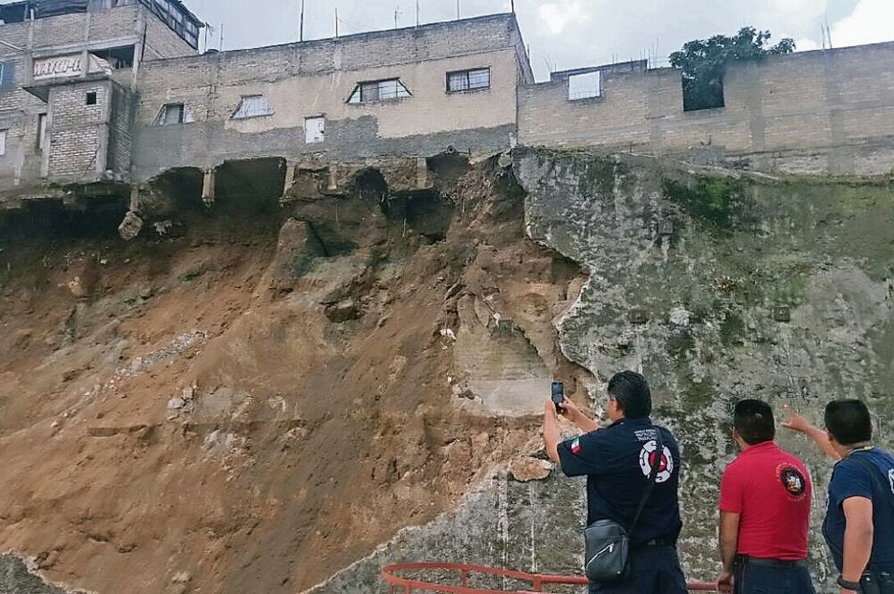 El estruendo que generó la caída de tierra y piedras provocó pánico en habitantes de la calle San Antonio, cuyas casas se fracturaron (ESPECIAL)