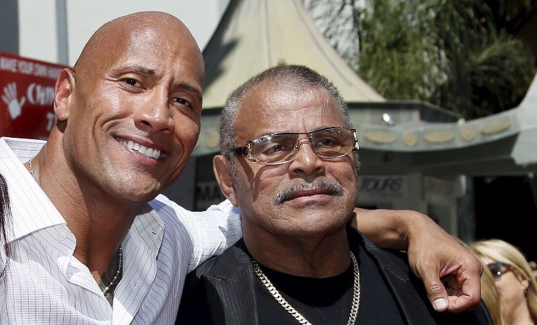 Dwayne "La Roca" Johnson y su padre. Foto: Archivo