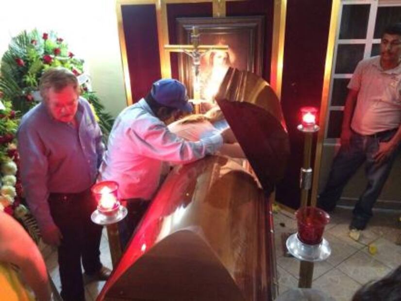 Con gritos de ¡justicia!, despiden a director del ISSSTE en Mazatlán