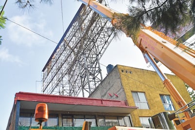 Caos en Viaducto por retraso en retiro de espectacular