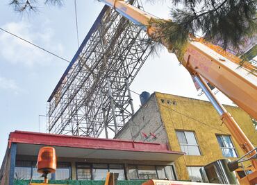 Caos en Viaducto por retraso en retiro de espectacular