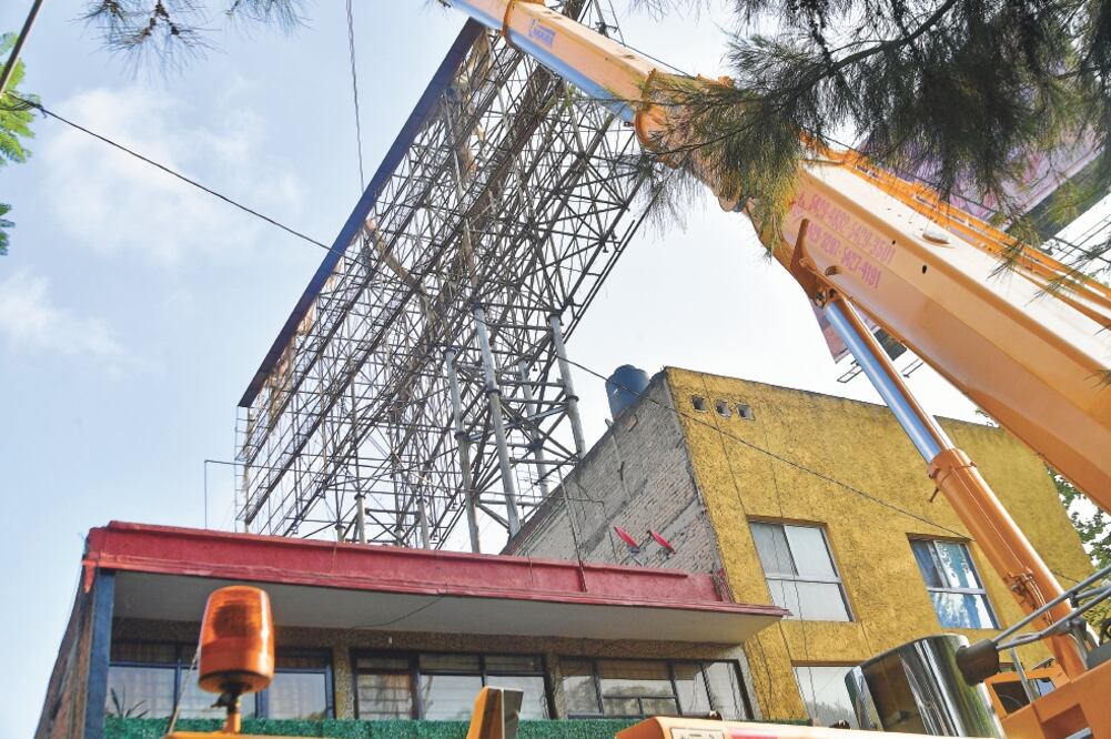 Los trabajos para quitar la estructura, de 30 metros de longitud, 17 de altura y 25 años de antigüedad, iniciaron el viernes en punto de las 22:00 horas. Fotos: HUGO GARCÍA. EL UNIVERSAL