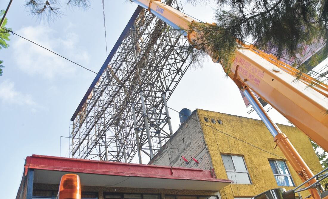 Los trabajos para quitar la estructura, de 30 metros de longitud, 17 de altura y 25 años de antigüedad, iniciaron el viernes en punto de las 22:00 horas. Fotos: HUGO GARCÍA. EL UNIVERSAL