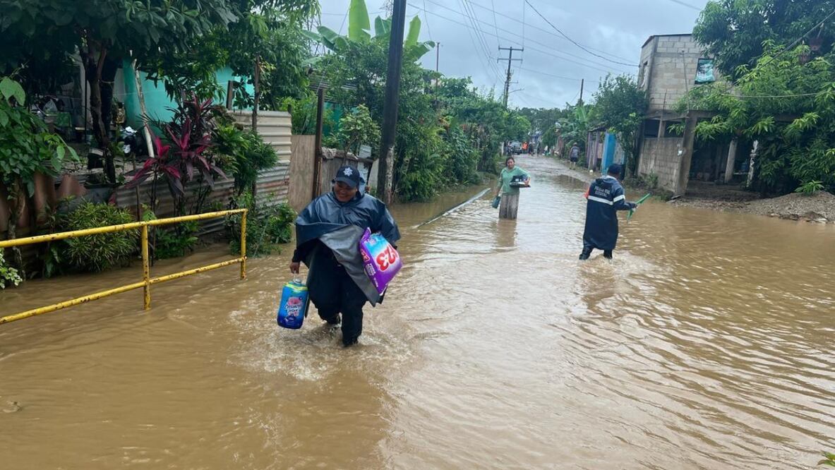 Las afectaciones en este municipio, según reportes de Protección Civil municipal, se concentran en la comunidad de Rinconada que se encuentra aislada por los arroyos y el río San Cristóbal ya se ha desbordado. Foto: Especial/El Universal