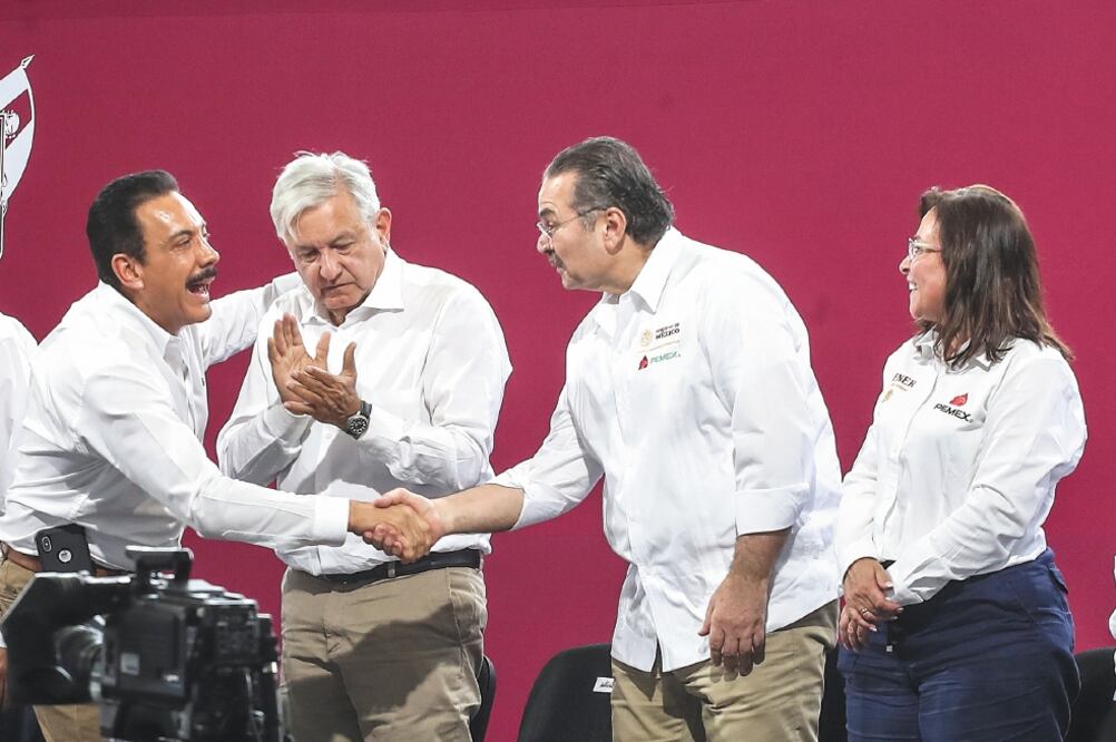 El gobernador de Hidalgo, Omar Fayad, y el director de Pemex, Octavio Romero, acompañaron al Presidente en la refinería de Tula. (GERMÁN ESPINOSA. EL UNIVERSAL)