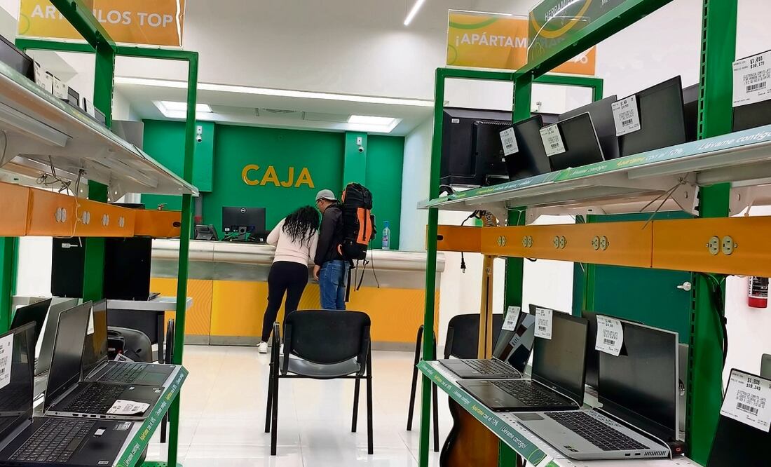 Electrodomésticos, tabletas electrónicas, celulares y joyería son algunos de los objetos que se empeñan. Foto: Alberto González | El Universal