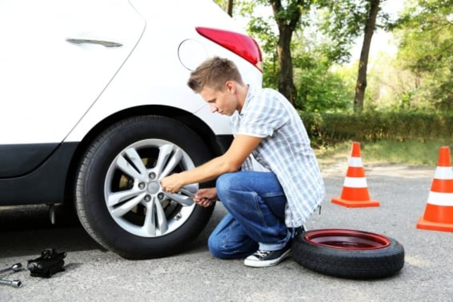 La forma correcta de usar el gato para cambiar una llanta