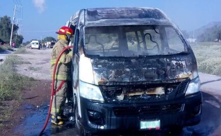 Sujetos incendian una combi y balean al chofer en Acolman