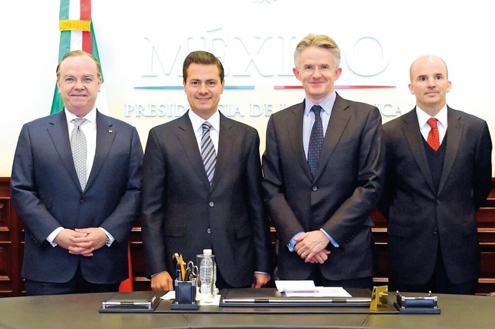 El presidente Enrique Peña Nieto (segundo de izq. a der.) recibió en Los Pinos a directivos de HSBC. Lo acompañó el titular de Hacienda. (PRESIDENCIA)