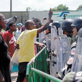 Migrantes destruyen módulo del INM