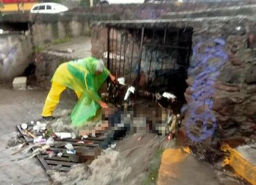 Sujeto muere ahogado tras quedar atrapado en rejilla de basura en Tlalnepantla