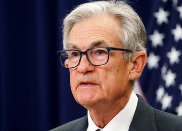 Jefe de la Fed apunta a la rebaja de tasas de interés en EU; dice que los riesgos para la economía "están cambiando"